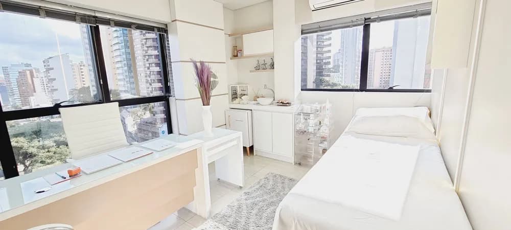 Sala de procedimentos Dra. Jociene Andrade com vista panorâmica, especialmente projetada para conforto durante tratamentos estéticos